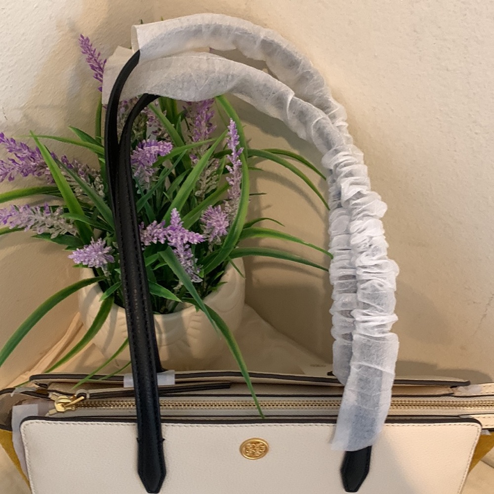 Tory Burch Robinson Colorblock Small Leather Tote
TORY BURCH - Picture 14 of 16